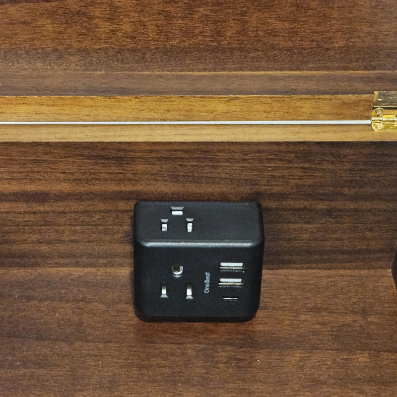Smart Hub Gear Acacia Wood Locking Charging Station 11in